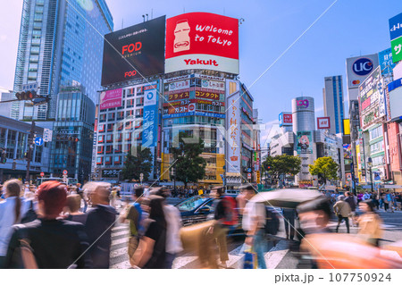 日本の横浜都市景観 10月・全国平均/5週連続減↓…賑わう渋谷駅前。立ち往生する車が増加…＝13日 107750924