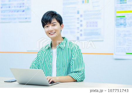 パソコンを使う大学生 107751743