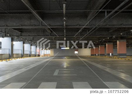 無人の駐車場、人気のないパーキング、日の差す立体駐車場、空いている駐車場 無人の駐車場、人気のないパーキング、日の差す立体駐車場、空いている駐車場 107752206