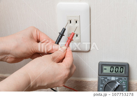 【テスターでコンセントの電圧を計る主婦】 【テスターでコンセントの電圧を計る主婦】 107753278