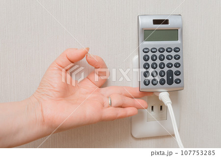 【電気代の節約をイメージする主婦 電卓編】 【電気代の節約をイメージする主婦 電卓編】 107753285
