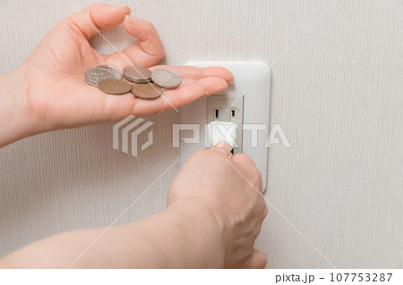 【電気代の節約をイメージする主婦　小銭編】 107753287