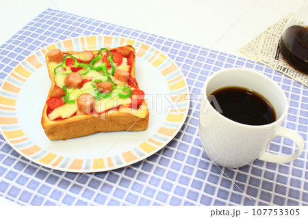 おいしいピザトーストとコーヒー 107753305
