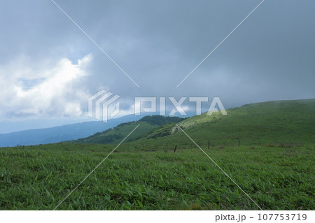 雲が浮かぶ山 107753719