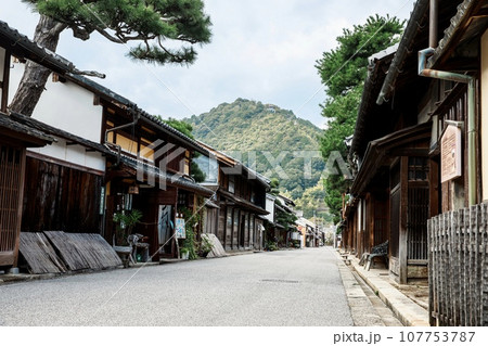近江八幡市、八幡山と城下町の古い町並み 近江八幡市、八幡山と城下町の古い町並み 107753787