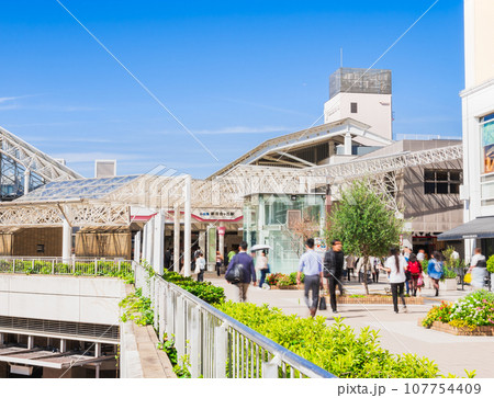 住宅地の駅前風景　新百合ヶ丘駅 107754409