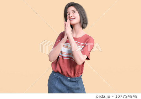 掌を合わせ遠くを見上げる笑顔の女性 掌を合わせ遠くを見上げる笑顔の女性 107754848