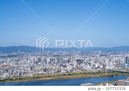 【大阪】梅田スカイビル展望台からの眺め【都市風景】 107755326
