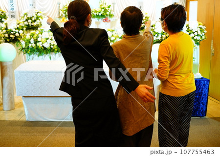 祭壇の説明をするセレモニーレディー 107755463