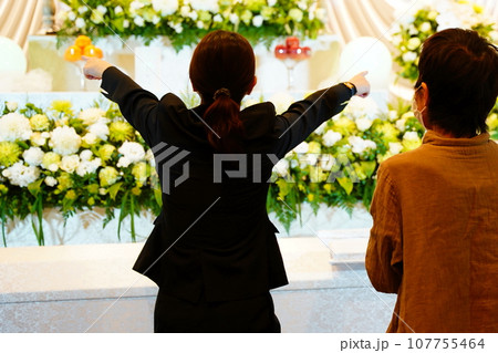 祭壇の説明をするセレモニーレディー 祭壇の説明をするセレモニーレディー 107755464
