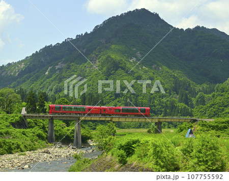 只見線の深緑の中を走るえちごトキめき鉄道「雪月花」 只見線の深緑の中を走るえちごトキめき鉄道「雪月花」 107755592