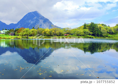 高浪の池に映る明星山 107755852