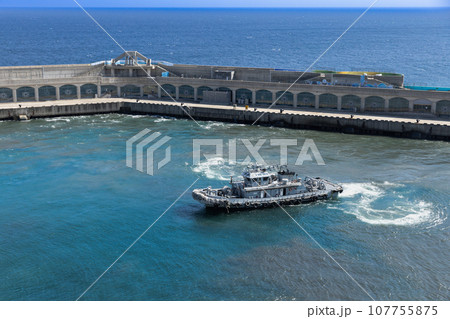 韓国済州島西帰浦江汀港とタグボート 107755875