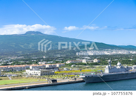 韓国済州島西帰浦江汀港とハルラサン 107755876