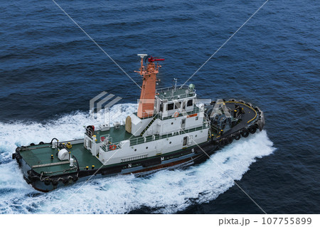 韓国済州島西帰浦江汀港　運行サポートするタグボート 107755899