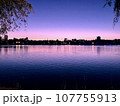 福岡市大濠公園の夕暮れ 107755913