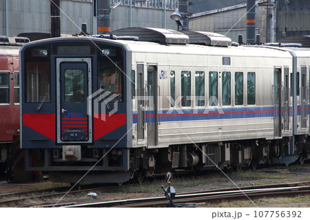 後藤総合車両所に置かれるキハ121系車両 107756392