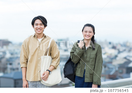 若者 男女 大学生 107756545