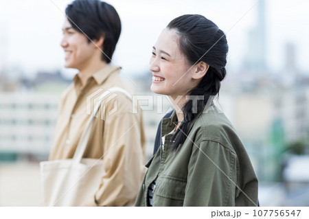 若者 男女 大学生 107756547