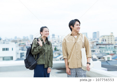 若者 男女 大学生 若者 男女 大学生 107756553