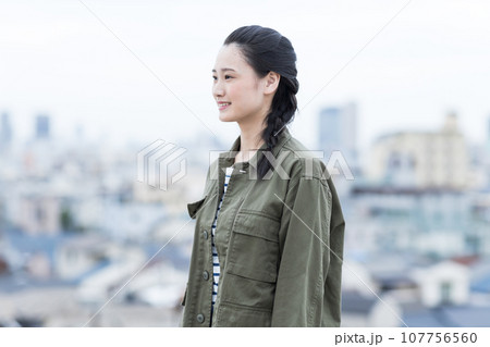 若い女性 大学生 107756560