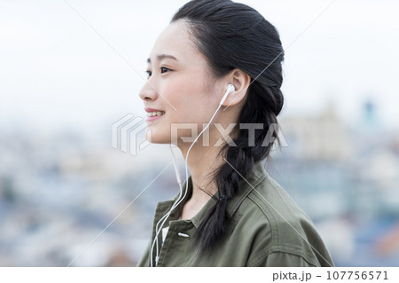 若い女性 大学生 若い女性 大学生 107756571