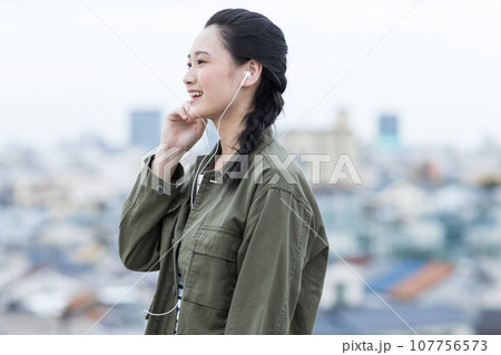 若い女性 大学生 若い女性 大学生 107756573