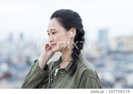 若い女性 大学生 若い女性 大学生 107756574