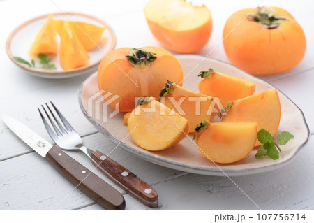 とっても甘い秋の味覚 皿に盛り付けた 柿 フルーツ （白板バック）柿の実 かき 107756714