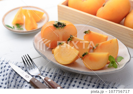 とっても甘い秋の味覚 皿に盛り付けた 柿 フルーツ (白板バック)柿の実 かき とっても甘い秋の味覚 皿に盛り付けた 柿 フルーツ (白板バック)柿の実 かき 107756717