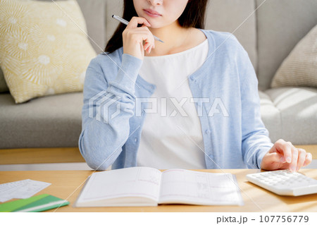 家計簿をつける女性 家計簿をつける女性 107756779