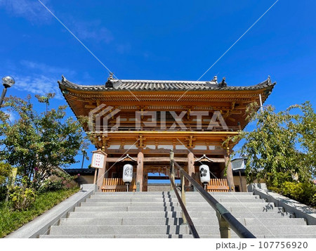 青空に映える総持寺の山門 107756920