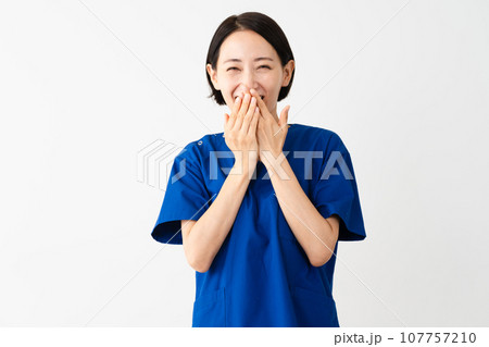 スクラブを着ている若い女性 医療イメージ スクラブを着ている若い女性 医療イメージ 107757210