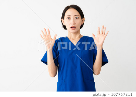 スクラブを着ている若い女性 医療イメージ スクラブを着ている若い女性 医療イメージ 107757211