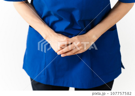 スクラブを着ている若い女性 医療イメージ スクラブを着ている若い女性 医療イメージ 107757582