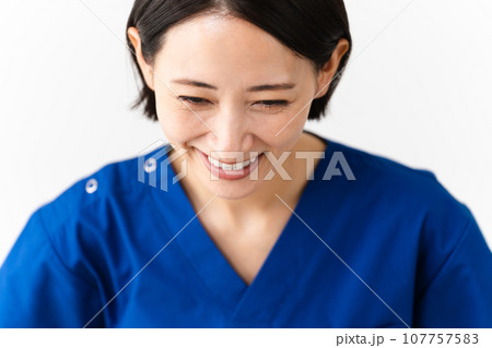 スクラブを着ている若い女性　医療イメージ 107757583