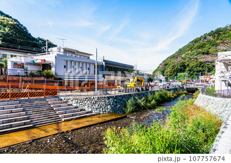 京王高尾山口駅前の公園化工事 107757674