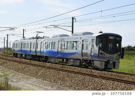 あいの風とやま鉄道の普通列車　521系電車 107758108