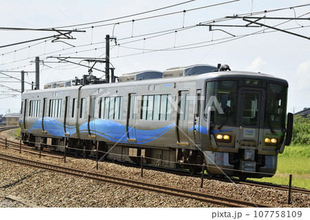 あいの風とやま鉄道の普通列車 521系電車 あいの風とやま鉄道の普通列車 521系電車 107758109