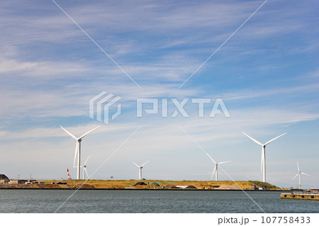 海上に立つ風力発電の風車 107758433