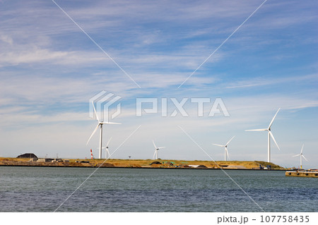 海上に立つ風力発電の風車 107758435