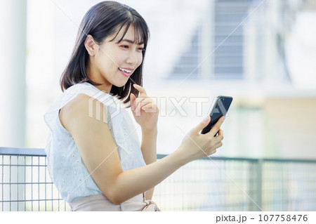 大学内でスマホを使う女子大生 大学内でスマホを使う女子大生 107758476
