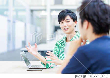 友達と話をする大学生 友達と話をする大学生 107758478