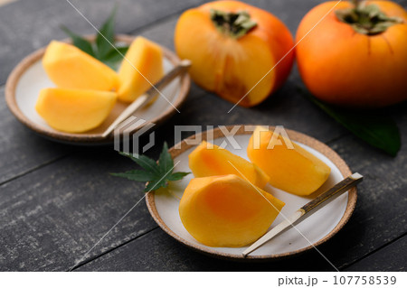 とっても甘い秋の味覚 皿に盛り付けた 柿 フルーツ (古板黒バック)柿の実 かき 果物 とっても甘い秋の味覚 皿に盛り付けた 柿 フルーツ (古板黒バック)柿の実 かき 果物 107758539