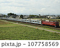 更新工事を終えて回送される地下鉄東西線直通用車両（E231系800番台） 107758569