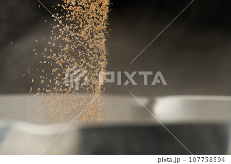 顆粒だし 鰹だし　湯気 107758594