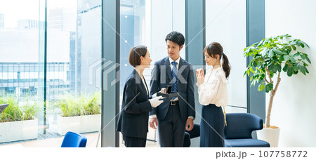 買い物をするカップル 接客 買い物をするカップル 接客 107758772