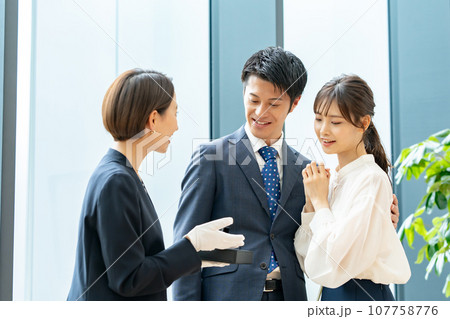 買い物をするカップル 接客 買い物をするカップル 接客 107758776