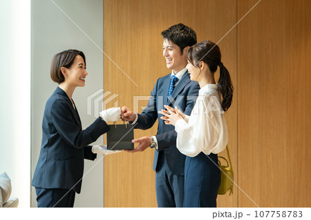 買い物をするカップル 接客 買い物をするカップル 接客 107758783