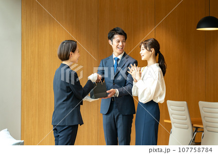 買い物をするカップル 接客 買い物をするカップル 接客 107758784